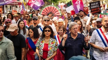 Plusieurs milliers de personnes ont manifesté contre le racisme et l'extrême droite ce dimanche à Paris, à l'appel de La France insoumise