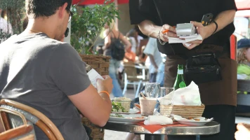 «Je me sens obligé de laisser quelque chose» : avantageux selon les restaurateurs, la digitalisation du pourboire irrite les clients