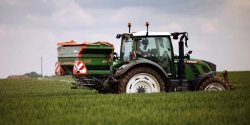 Loi d’urgence agricole : le Sénat approuve la réintroduction encadrée de deux insecticides interdits, dont l’acétamipride