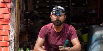 En Inde, le paradoxe des travailleurs qui filment leurs gestes du quotidien pour entraîner les IA : « Je suis en train de scier la branche sur laquelle je suis assis »