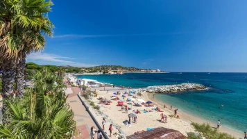 "Heureusement qu'ils sont là!": ils dépensent deux fois plus qu'un touriste français, achètent des résidences secondaires... Pourquoi les Américains raffolent de plus en plus de la Côte d'Azur