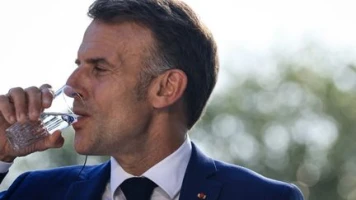 VIDEO. Emmanuel Macron défend le "gros travail" d'adaptation qui a été fait face à la canicule et évoque une "période totalement inédite"