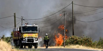 Incendie dans les Pyrénées-Orientales : une évacuation en cours de 5 000 personnes ; l’étape du Tour de France lundi « adaptée » et « sans public », annonce le préfet