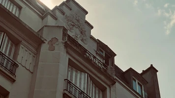 « Là-haut, c’était irrespirable, un vrai four » : Wahida, 66 ans, est morte seule sous les toits de Paris