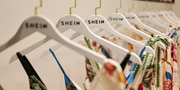 Ultrafast-fashion : le Parlement adopte définitivement une loi pour freiner l’essor de la mode éphémère
