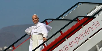 Le pape Léon XIV, arrivé aux Canaries, doit rencontrer des migrants pour « braquer un faisceau de lumière sur la réalité de la migration »