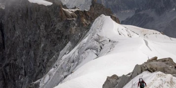Le massif du Mont-Blanc déstabilisé par un été caniculaire et des chutes de pierres qui le défigurent