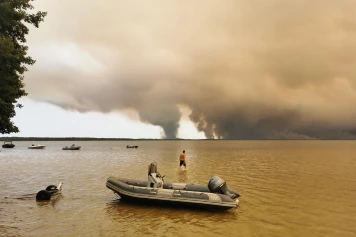 Incendies : « Il n’y a pas de conscience écologique qui se réveille au cœur des flammes »