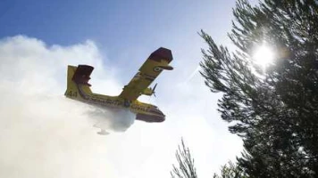 "C'est scandaleux" d'avoir cinq Canadair disponibles sur 12 pour lutter contre les incendies, déplore un commandant de bord de Canadair