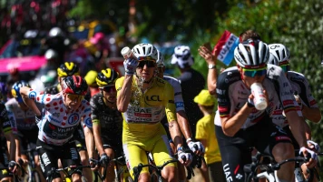 « À la limite entre la bonne santé et la maladie » : le peloton du Tour complètement rincé après une semaine sous canicule