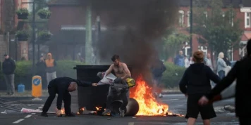 A Belfast, des manifestants bloquent les axes routiers et incendient des véhicules, au lendemain d’une attaque au couteau imputée à un réfugié soudanais