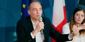 Présidentielle 2027 : Raphaël Glucksmann dévoile ses propositions sur l’immigration, l’école et le service civique