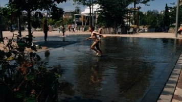 Canicule : la ville de Paris va ouvrir ses parcs et jardins 24h/24 et annonce la commande de plus de 1 200 climatiseurs