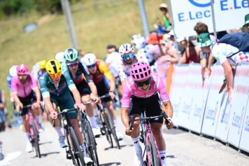 Tour de France : encore à l'attaque, Richard Carapaz retrouve le succès en solitaire sur la 18e étape