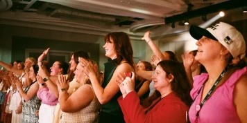 Servir un mari, Dieu et l’Amérique : à San Antonio, la grand-messe des « tradwives » américaines