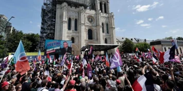 Jean-Luc Mélenchon accuse le RN de promouvoir un « suprémacisme » et fustige les « obsédés de la race », lors de son premier meeting de campagne