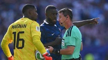 Le match France-Paraguay était une "catastrophe arbitrale", fustige l'ancien arbitre Tony Chapron