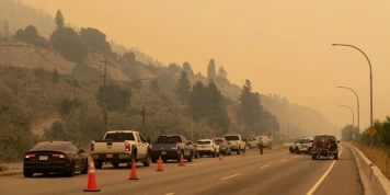Dans l’Ouest canadien, plus de 20 000 personnes évacuées face à la progression d’un vaste feu de forêt