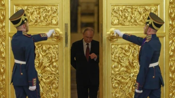 « Il a objectivement des raisons d’avoir peur » : acculé, menacé même en Russie, Poutine crée sa forteresse