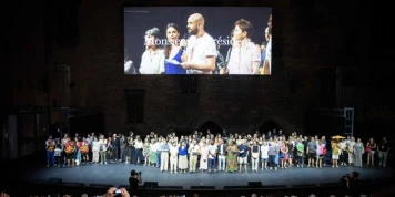 Au Festival d’Avignon, des artistes en appellent à Emmanuel Macron : « Les coupes budgétaires nous obligent à crier, tant il y a urgence »