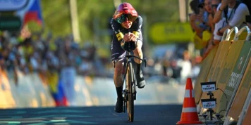 Tour de France : Jonas Vingegaard premier maillot jaune après son succès dans le contre-la-montre par équipes