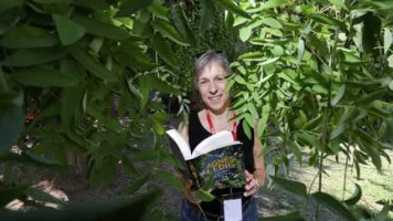 La romancière Agnès Ledig rend sa Légion d'honneur : "la goutte de pesticides de la loi d'urgence agricole a fait déborder le vase de ma colère"