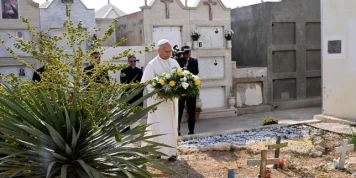 A Lampedusa, le pape Léon XIV rend hommage aux migrants morts dans la Méditerranée et appelle l’Europe à « aborder la crise de manière organique »