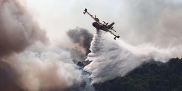 Incendies : derrière la question des moyens aériens, l’intensité des feux, un nombre important de foyers et la maintenance des Canadair