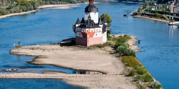 Allemagne : le Rhin, à des niveaux historiquement bas, pourrait bientôt ne plus être navigable de manière continue