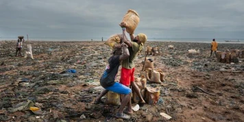 En Sierra Leone, les habitants des bidonvilles piégés par la montée de l’océan : « On est encerclés par la mer et par des torrents de pluie et d’eaux usées »