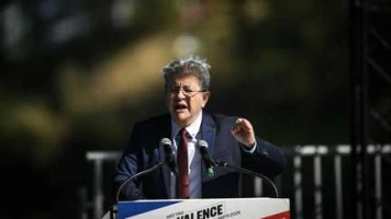 Présidentielle 2027 : "Qu'il fasse pour le mieux", déclare Jean-Luc Mélenchon à propos de Raphaël Glucksmann, qui devrait se déclarer candidat