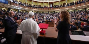 Le pape Léon XIV appelle devant les élus espagnols à l’action pour faire face au « drame tragique de la migration »