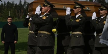 La réhabilitation par Volodymyr Zelensky de figures controversées du nationalisme ukrainien suscite la colère d’Israël et de la Pologne