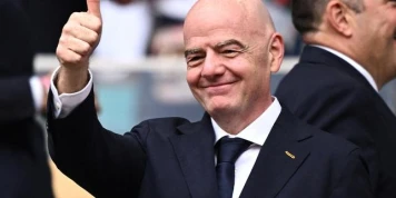 Gianni Infantino visé par une plainte de FairSquare auprès du CIO pour « violations répétées des règles exigeant la neutralité politique »
