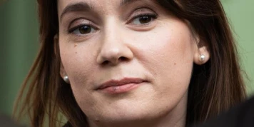 La France gèle les avoirs de Xenia Fedorova, propagandiste pro-Poutine visée par un arrêté d’expulsion