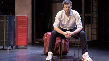 La mairie RN de Castres déprogramme sa pièce « Passeport », Alexis Michalik dénonce une atteinte à la liberté de création
