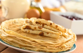 Une recette de crêpes solidaire avec des œufs du marché et du lait au prix équitable pour soutenir les agriculteurs
