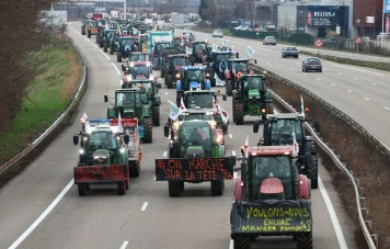 Dordogne : Un convoi d'agriculteurs de retour de Paris, salué comme des "héros"
