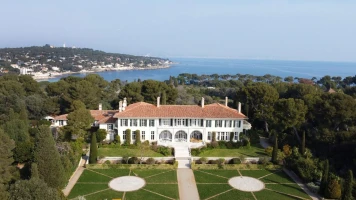 Un château saisi à un oligarque russe et qualifié de « bijou immobilier de la Côte d'Azur » vendu pour 65 millions d'euros