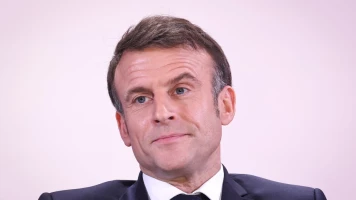 Président Macron fait une visite surprise à un bar-tabac à Roulans, Doubs