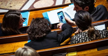 Premier ministre présente photo de chiot lors du discours à l'Assemblée