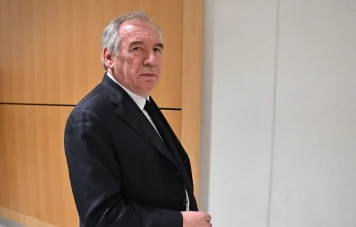 François Bayrou critique le gouvernement, affaiblit Macron pour l'élection