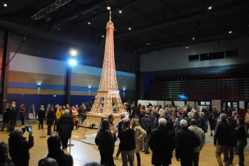 Richard Plaud construit la plus grande tour Eiffel en allumettes