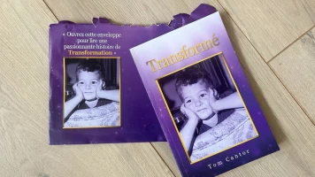Livre Religieux 'Transformé' Distribué Gratuitement à Paris par Tom Cantor