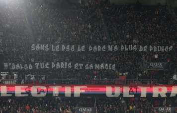 PSG - Lille : Les Ultras parisiens sortent banderoles et insultes contre Anne Hidalgo au sujet du Parc des Princes