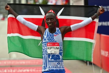 Le recordman du marathon Kelvin Kiptum meurt dans un tragique accident de voiture au Kenya