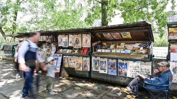 Les Bouquinistes Défendent la Fragilité des Boîtes sur les Quais de Seine