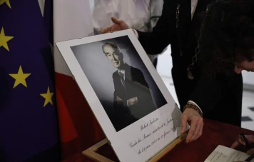 Hommage national à Robert Badinter: Réactions et absences politiques notables