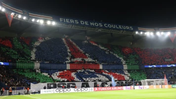 Les fans du PSG créent un tifo impressionnant pour le match contre la Real Sociedad