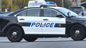 Officier de police américain tire sur suspect menotté suite à une fausse alerte